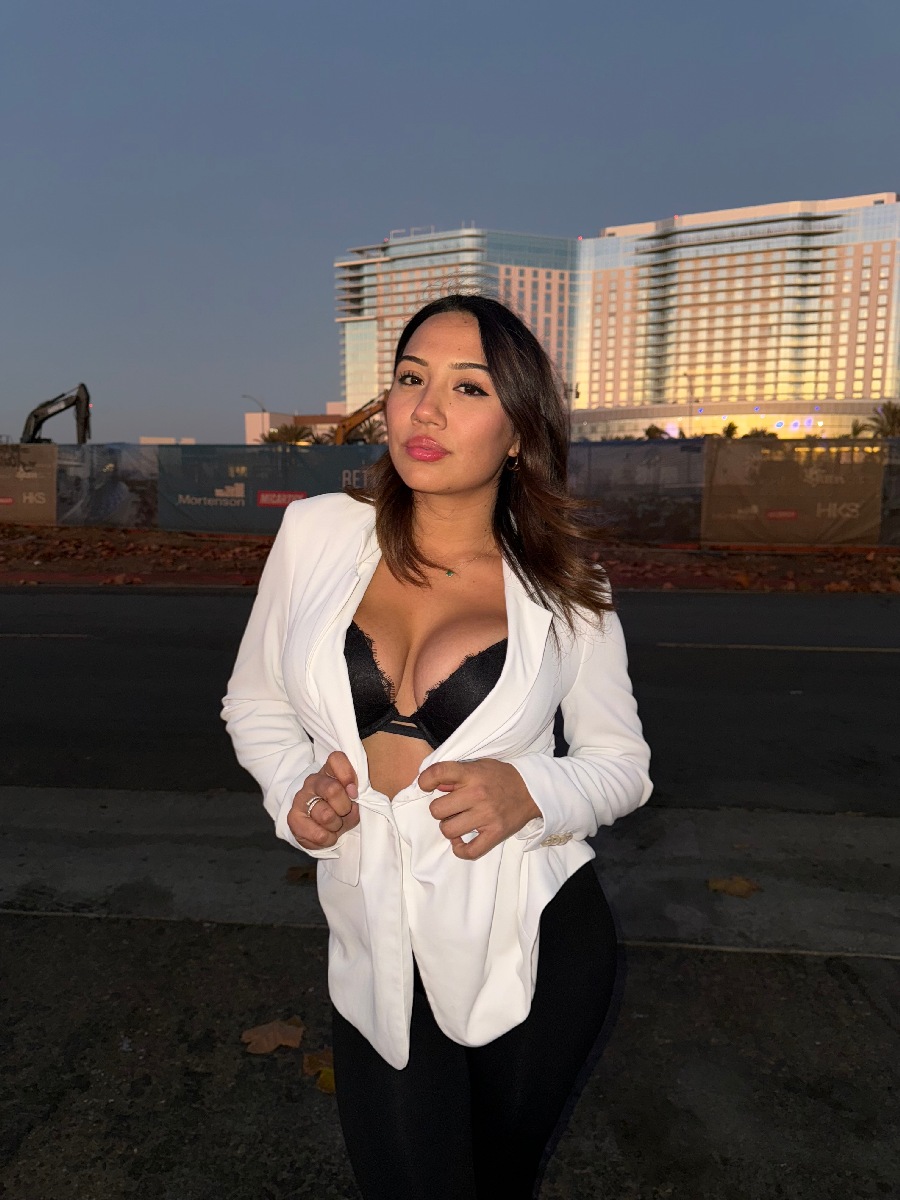 Take a pause and enjoy Ali Cruz — streaming from Victoria de Durango