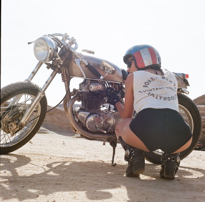 A playful frame from Girls on a motorcycle — online in Victoria de Durango