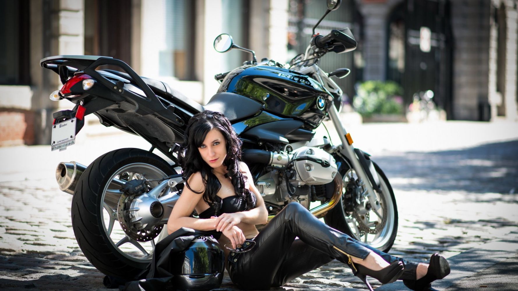 Fresh photos, fresh mood — European women on bikes online in Victoria de Durango