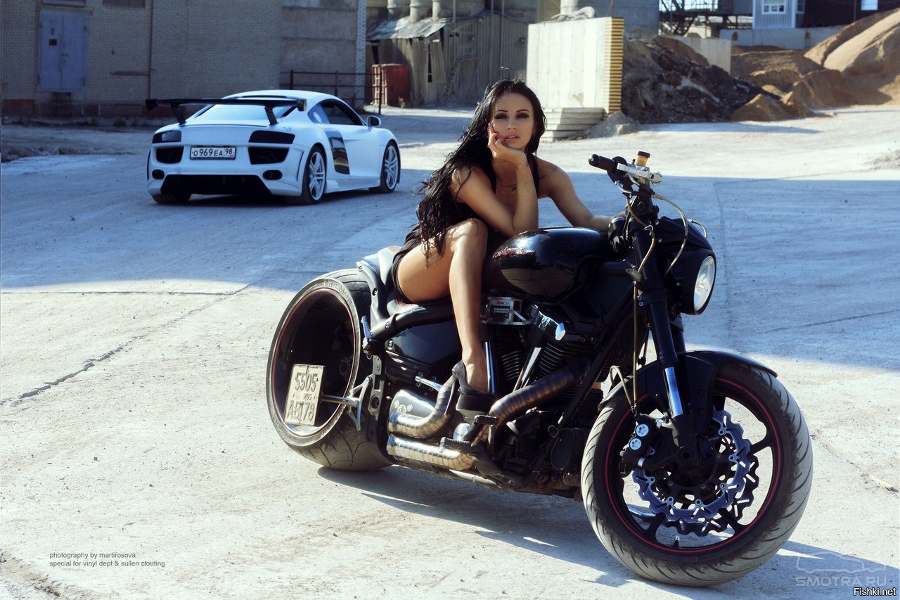 Sexy model Brunettes on a motorcycle in Victoria de Durango