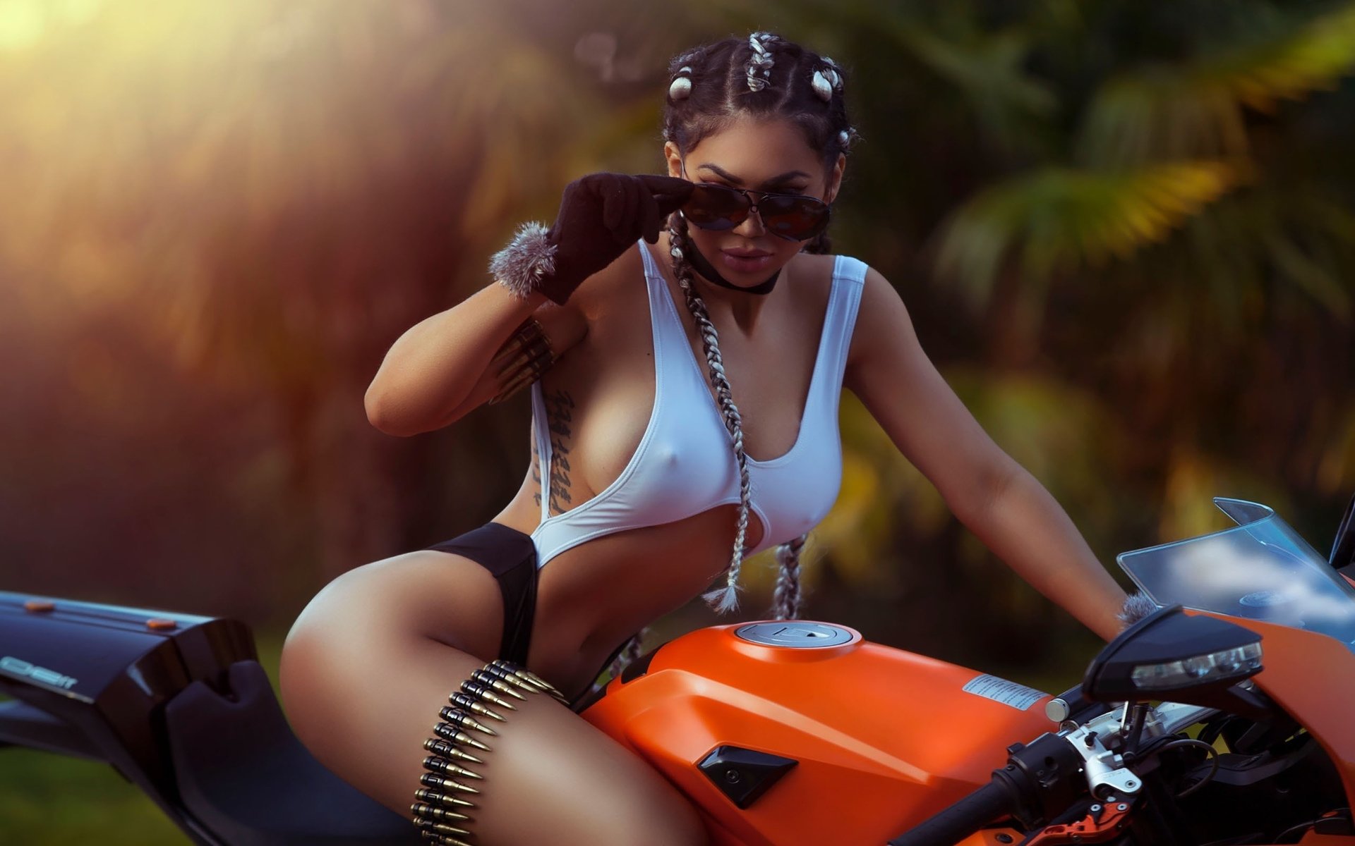 Take a pause and enjoy Girls with tattoos and motorcycles — streaming from Victoria de Durango