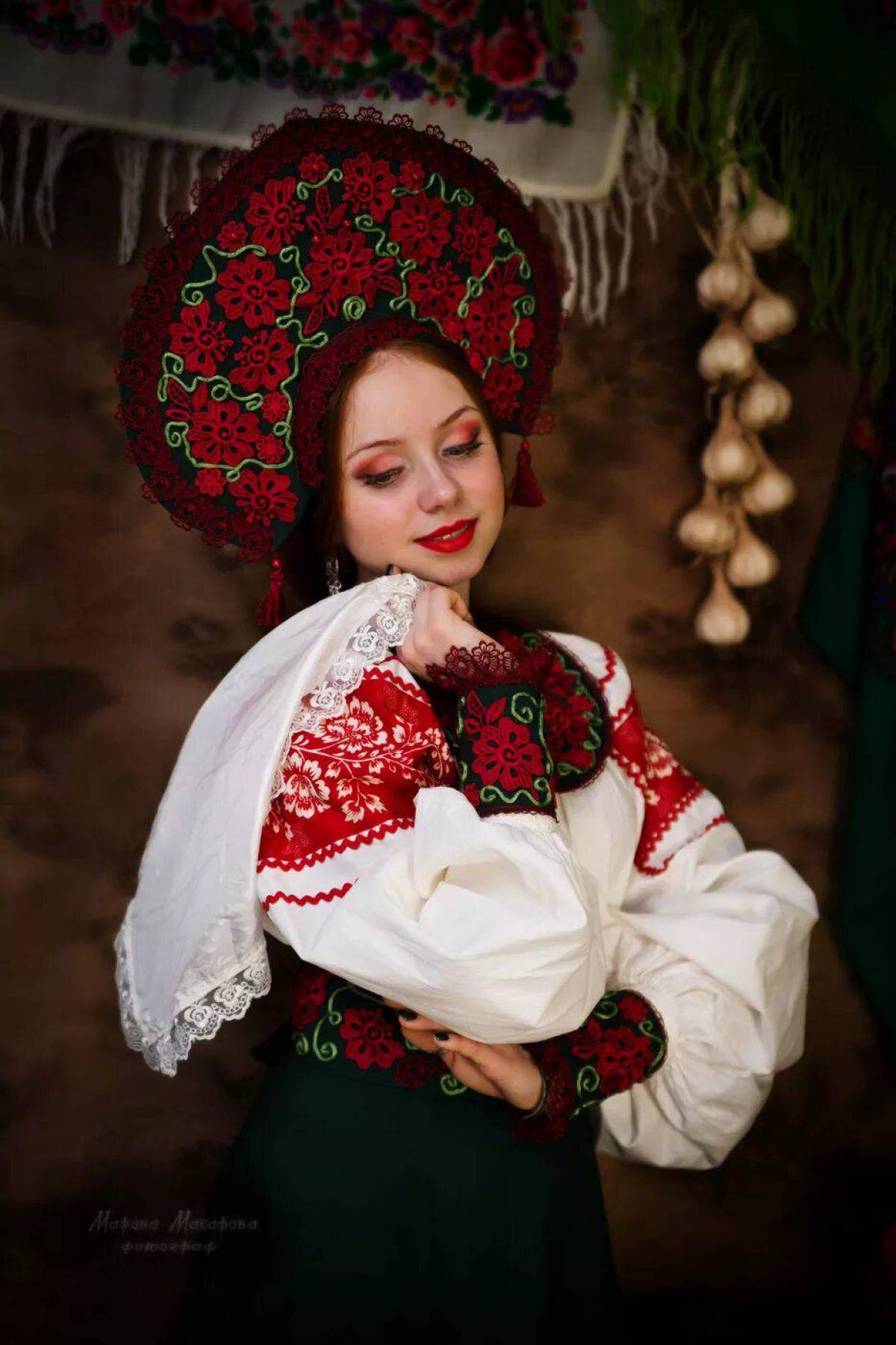 Take a pause and enjoy Women in Slavic costumes — streaming from Victoria de Durango