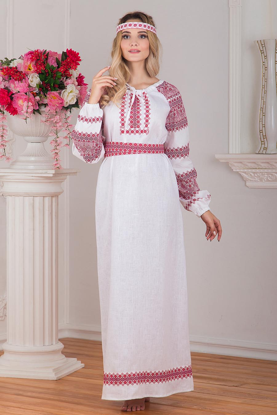 A playful frame from Women in Slavic costumes — online in Victoria de Durango