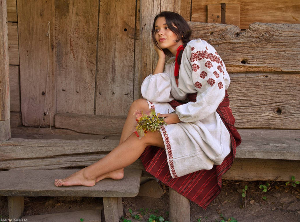 Fresh photos, fresh mood — Women in Slavic costumes online in Victoria de Durango