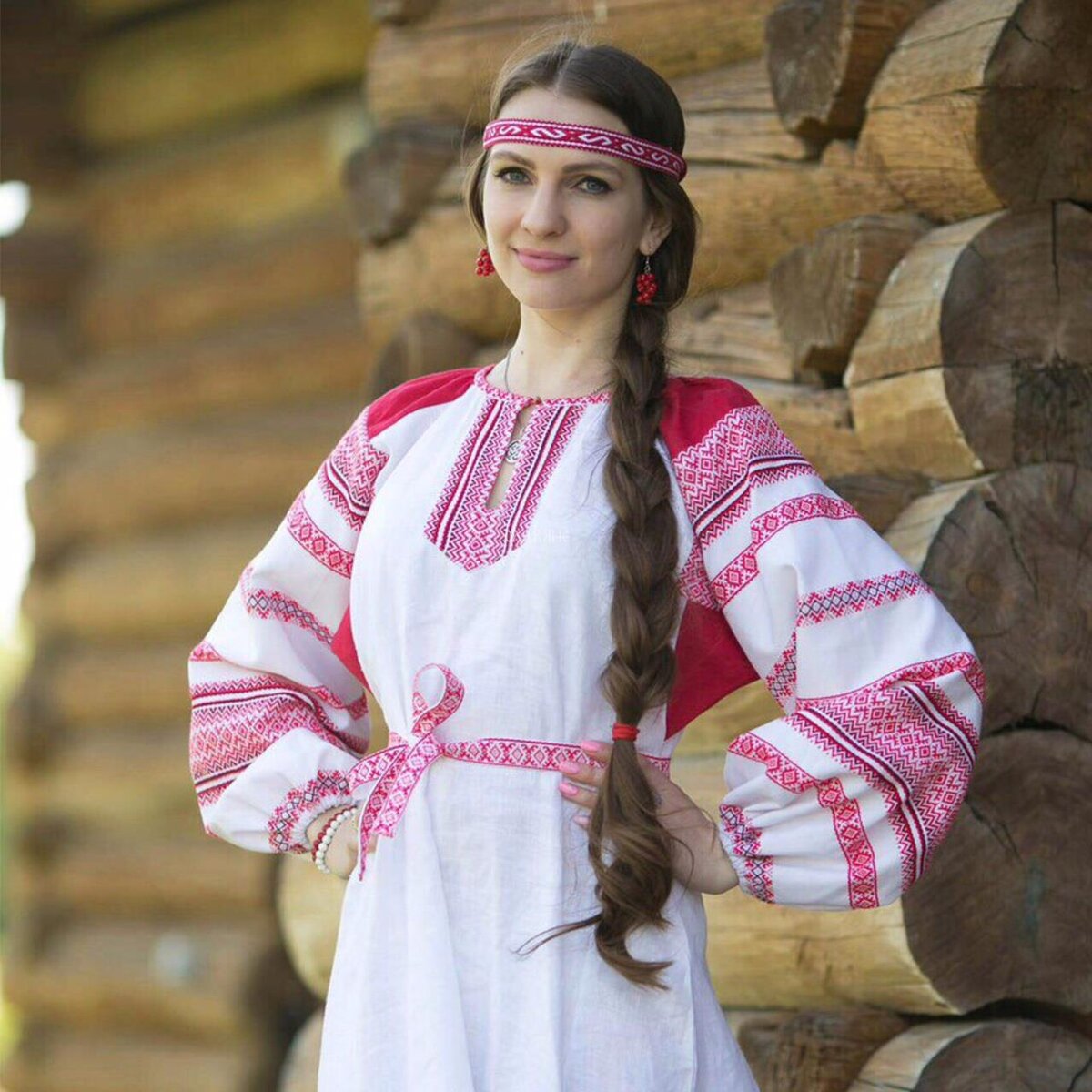 Girls in Slavic costumes brings the glow — live moments in Victoria de Durango