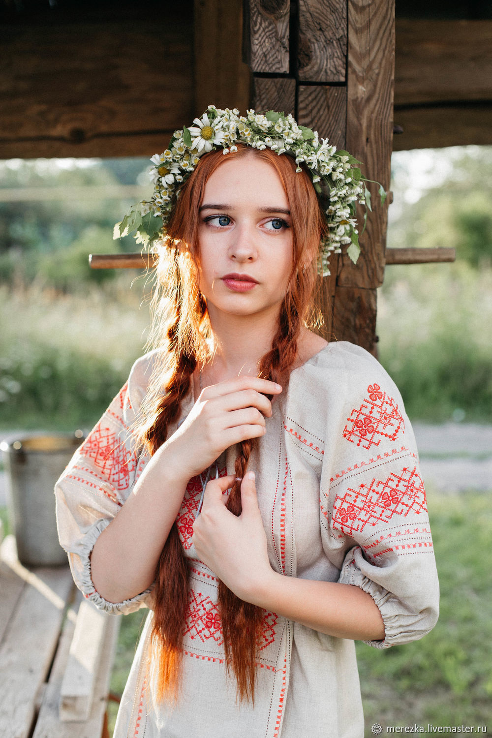 A playful frame from Girls in Slavic costumes — online in Victoria de Durango